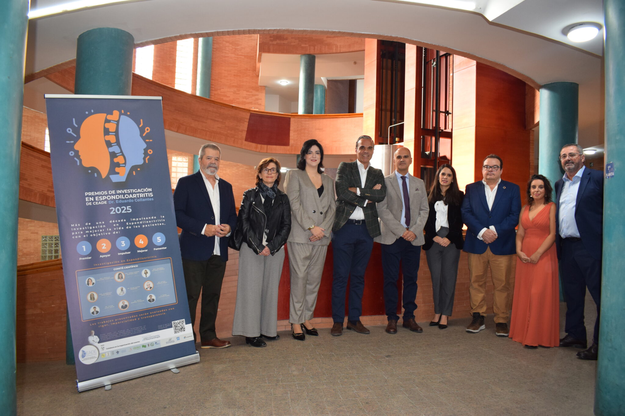 Mesa presidencial y conductor del evento